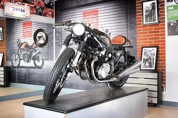 Honda CB 550 Four restaurée exposée dans le magasin Access 2 Roues