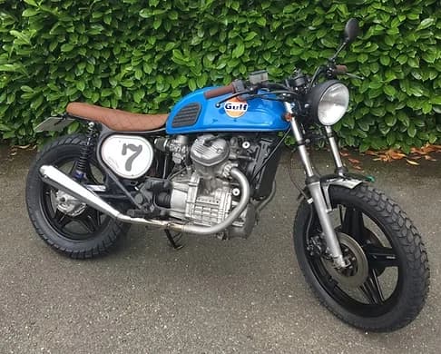 Honda CX400 bleue préparée en scrambler
