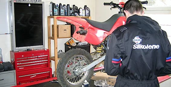 Intervention sur une moto dans l’atelier Access 2 Roues