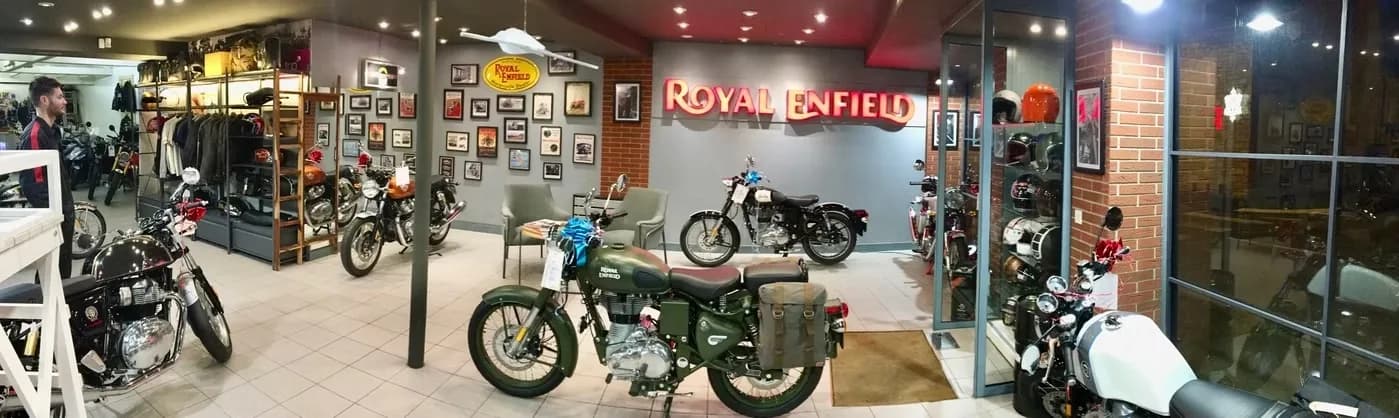 Vue de l'intérieur du magasin Access 2 Roues, concession Royal Enfield à Chartres